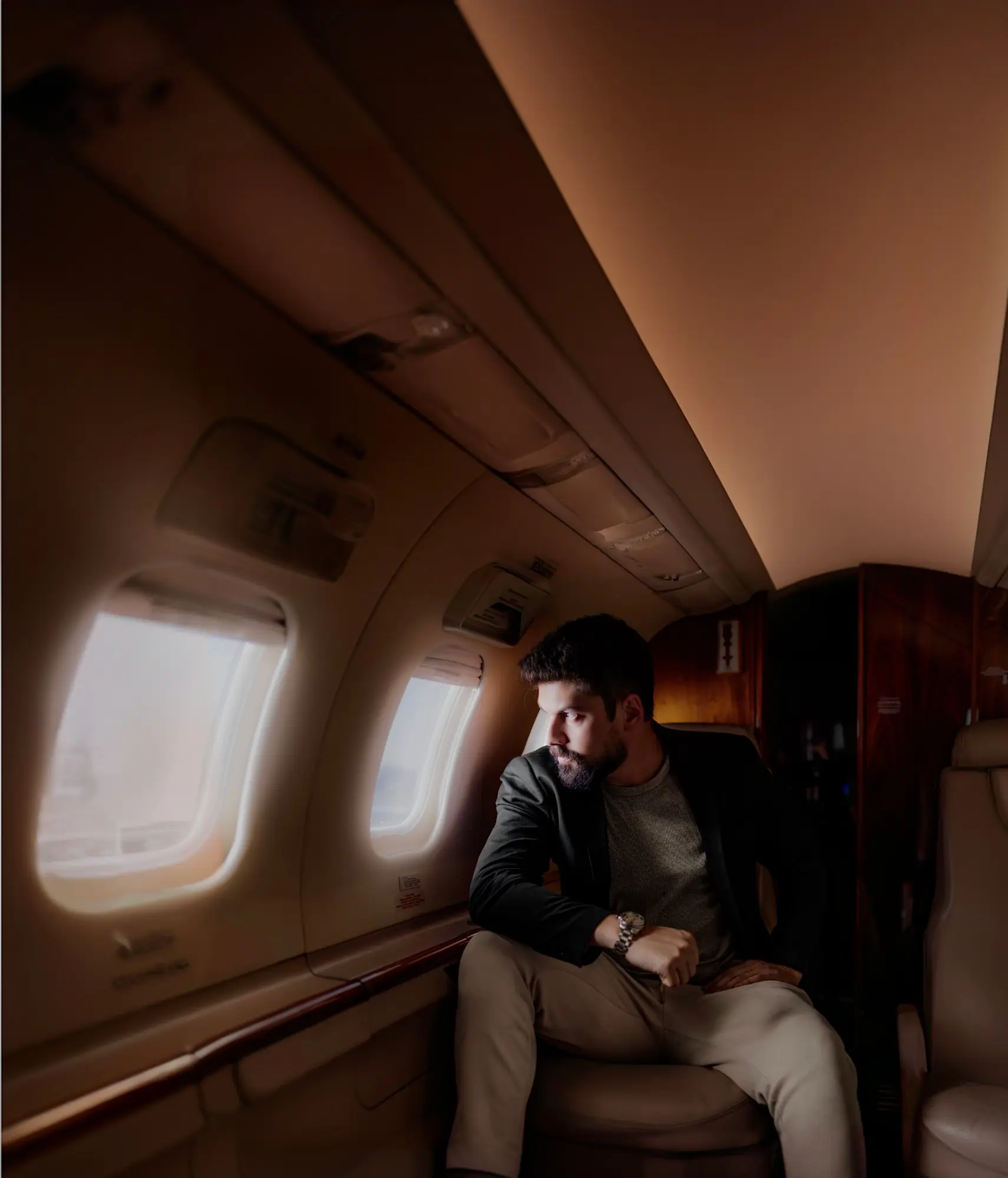 Lucas Abraão, professor do curso, sentado junto à janela de um avião